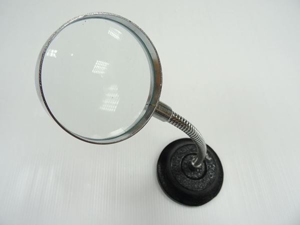 תמונה של זכוכית מגדלת ציר גמיש 60 עם בסיס