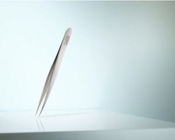 Picture of High-quality cosmetic tweezers made of rustproof stainless steel. 
Classic design with pointed tips.