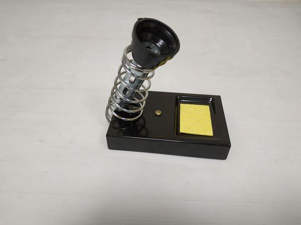 תמונה של סטנד/ מעמד קפיצי למלחם + ספוג לניקוי ראשי המלחם